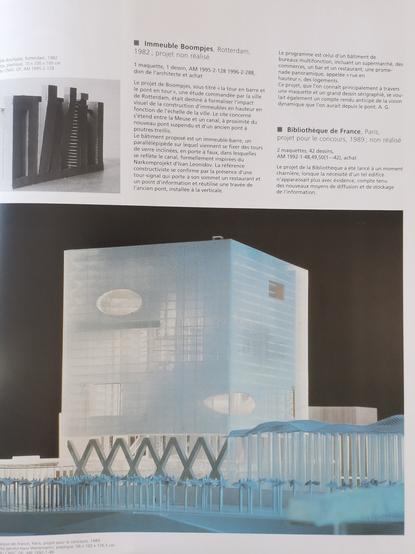 In "Collection d'architecture du Centre Pompidou" 1998.
Présentation du projet de la Bibliothèque Nationale de France, 2e au concours d'architecture de 1989, par OMA.
C'est un très grand cube de verre et de béton doté de grands plateaux, traversé dans tous les sens par des sortes de bulles qui sont des espaces communs.
Le cube repose sur des appuis en forme de croix de Saint-André.