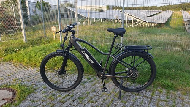 Speed-Pedelec vor Solarkraftwerk