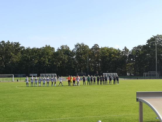 Vor dem Anpfiff, Hertha Frauen gegen Turbine Potsdam 2. Die Spielerinnen stehen aufgereiht zu beiden Seiten der Schiedsrichter.