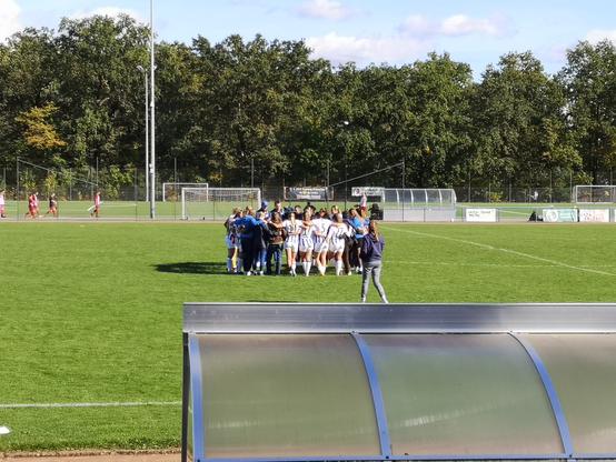 Hertha Frauen gegen Turbine Potsdam 2, nach Abpfiff, sie bilden einen Kreis