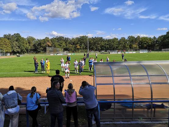Hertha Frauen gegen Turbine Potsdam 2, die Spielerinnen kamen vor die Tribüne, um für den Support zu danken und um gemeinsam den Auswärtssieg zu bejubeln.