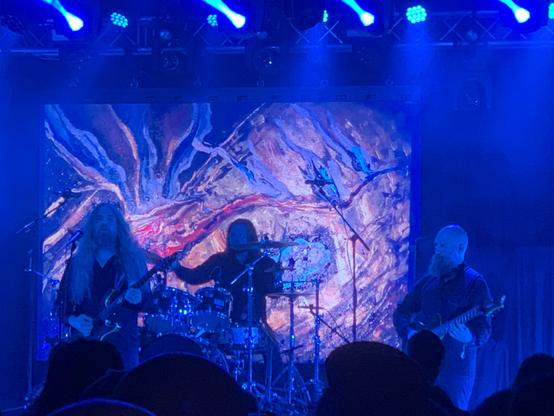 Close-up with the guitarist/vocalist, drummer, guitarist. The abstract painting is almost finished and I have no idea what it would be…