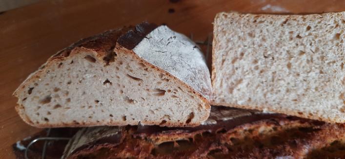 Roggenmischbrot und Toastbrot angeschnitten