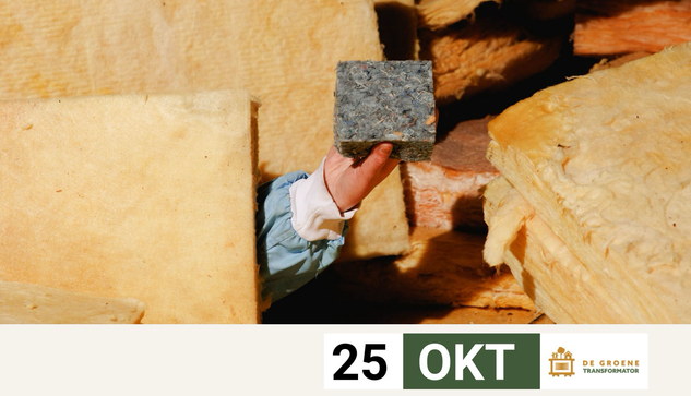 Van onder isolatiemateriaal uit steekt een hand. De hand zelf houdt ook isolatiemateriaal vast.