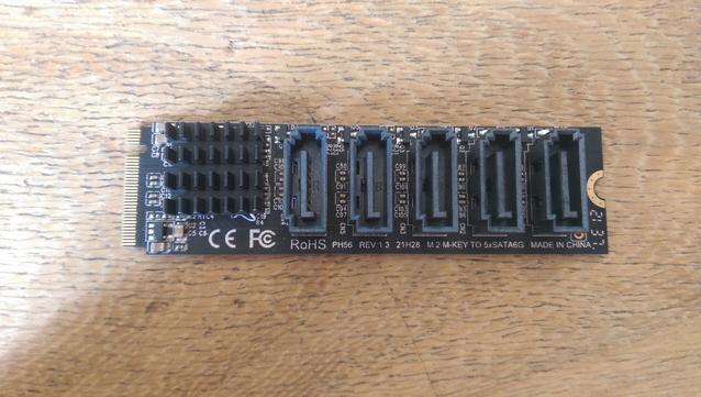 Photo d'une carte électronique présentant 5 ports sata