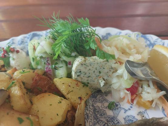 Salatbouquet (Krautsalat, Gurkensalat) Bratkartoffeln