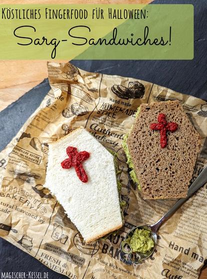 Holztisch, Schieferplatte, zerknittertes braunes Zeitungspapier. Darauf 2 Sandwiches (helles & dunkles Brot) in Sargform, gefüllt mit grünem Aufstrich und roten Kreuzen auf den Broten aus Tomatenmark. Daneben ein silberner Löffel mit einer Laffe in Totenkopfform, ein Klecks grüner Erbsenaufstrich liegt darin.
Im oberen Bilddrittel ein halbdurchsichtiges, Erbsengrünes Farbfeld. Darin steht: "Köstliches Fingerfood für Halloween: Sarg- Sandwiches!"