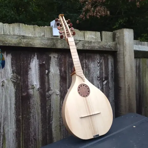 Jo Dusepo luthier www.dusepo.co.uk #lute #oud
#gambus #barbat #luthier #lutherie #laute #laúd #medievallute #liuto
#luteria #lutheria #ούτι #laudarabe #whatsonyourbench #ud #worldmusic
#earlymusic #renaissancelute #lutemaker #woodworking #woodwork
#musicalinstrument #عود #oud_maker #mandolin #bandolim #cittern #renaissancecittern