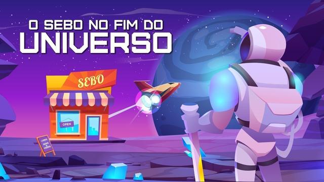Ilustração mostra uma pessoa em traje de astronauta de costas, vindo da direita para a esquerda, em um ambiente inóspito arroxeado. A figura segura um bastão de apoio na mão esquerda e tem a mão direita em frente ao capacete, na altura da testa, como quem protege os olhos da luz para olhar mais ao longe. No canto esquerdo da tela ele visualiza uma pequena loja alaranjada, com uma estante livros junto a porta e uma placa que indica que é um sebo, uma loja de livros usados e novos. No horizonte é possível ver também um imenso planeta azulado e um céu rosáceo onde se vê um foguete voando que parece ter saído da livraria. Na parte superior da imagem,  um texto branco diz: O Sebo no Fim do Universo.