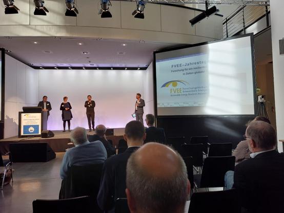 Prof. Dr. Fabian Scheller bei seinem Vortrag auf der Jahrestagung des FVEE 2023.