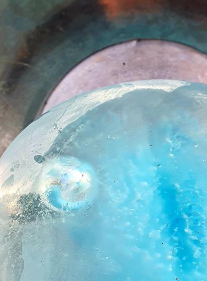Une bille dans la glace, compositiln en série de cercles....bleu, rose, gris, blanc d'argent...