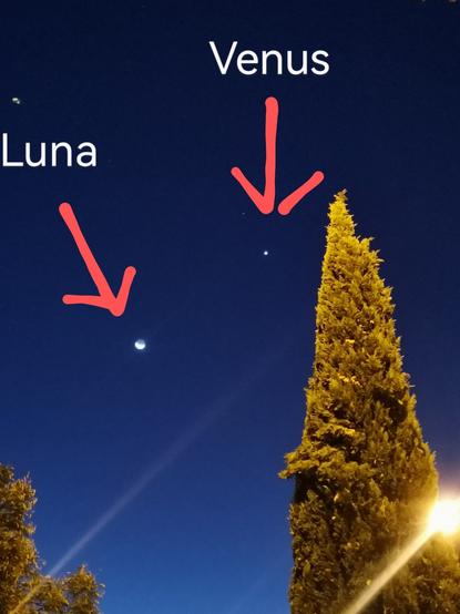 Se observa una diminuta luna cerca del centro de la foto, más arriba y a la derecha un punto luminoso menor que la luna es venus.