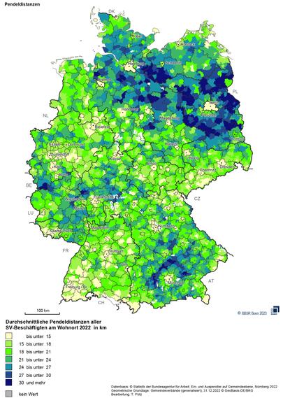 Eine Deutschlandkarte, auf der die durchschnittlichen Pendeldistanzen aller sozialversicherungspflichtigen Beschäftigten in km im Jahr 2022 in unterschiedlichen Farben verzeichnet sind.