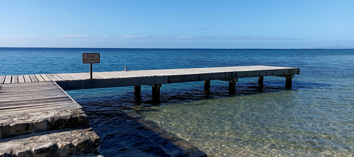 Vue panoramique à partir d'un ponton sur l'horizon marin.
Prise au  marae de Taputapuatea