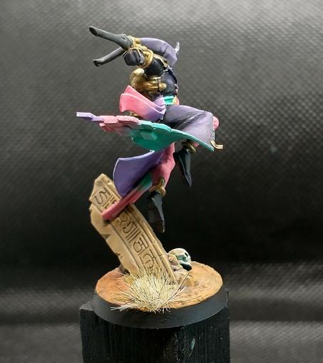 A harlequin solitaire miniature from behind