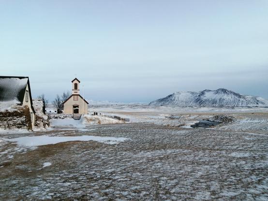Le site de Keldur sous la neige. L'église à gauche, une montagne au fond à droite. Photo prise en décembre dernier.