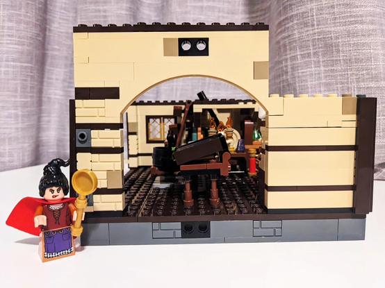 Hocus Pocus Lego set: A wall of the Sanderson cottage and Mary