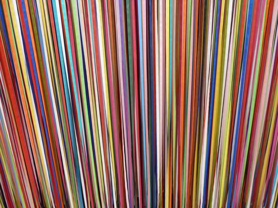 Cube fait de bandes de tissu suspendues, au Kiasma, le musée d'art moderne d'Helsinki