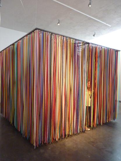 Cube fait de bandes de tissu suspendues, au Kiasma, le musée d'art moderne d'Helsinki