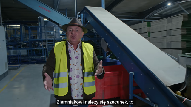 Makłowicz w sortowni ziemniaków mówiący „Ziemniakowi należy się szacunek”