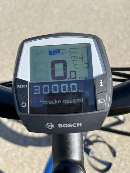 zeigt den fahrradcomputer eines pedelecs mit einer gesamtstrecke von 3000 km