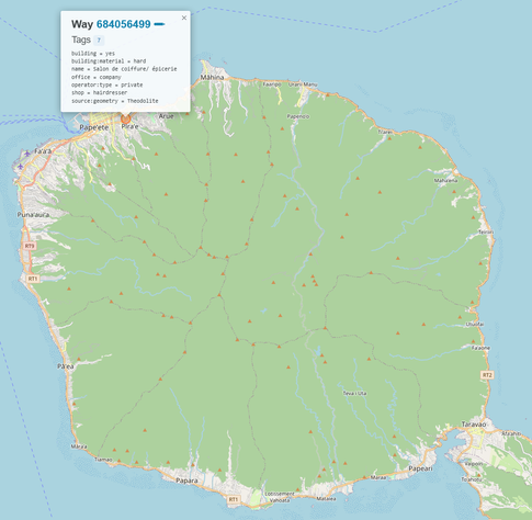 Capture d'écran du site internet Overpass Turbo où est affiché une carte de l'île de Tahiti avec un seul point coloré en orange en surbrillance et une fenêtre pop-up qui en sort indiquant les étiquettes du lieu avec notamment : "name=Salon de coiffure / épicerie".