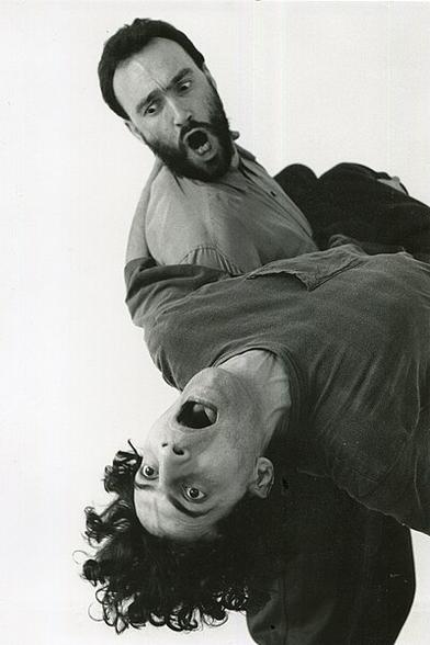 Eng: "British psychotherapist Paul Newham using dramatic techniques to facilitate an Expressive Arts Therapy session with a client".  | De: "Der britische Psychotherapeut Paul Newham wendet in einer Kunsttherapie-Sitzung Techniken aus dem Theater an"