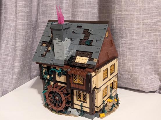 Hocus Pocus Lego set - exterior of the cottage including part of the roof