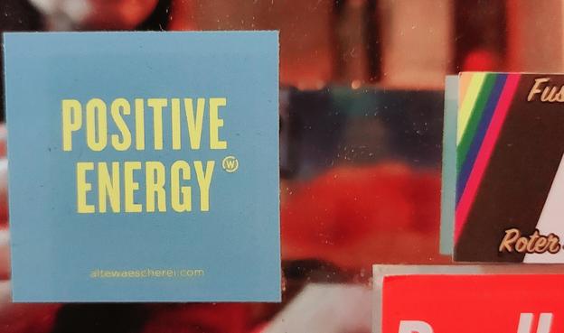 Aufkleber auf einem Spiegel, auf dem steht: Positive Energy.