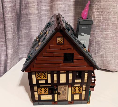 Hocus Pocus Lego set - front view of the cottage with completed roof