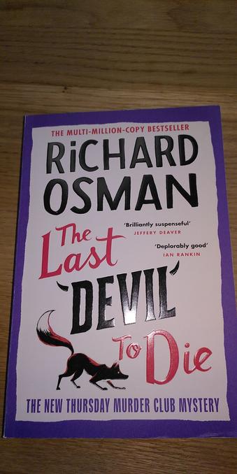 Das Buch "The Last Devil To Die - The new Thursday Murder Club Mystery" von Richard Osman.