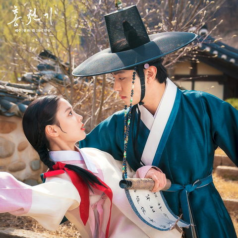 Ahn Hyo Seop catching a falling Kim Yoo Jung, who are in Joseon costumes, in “Lovers of the Red Sky,” a 2021 South Korean drama.