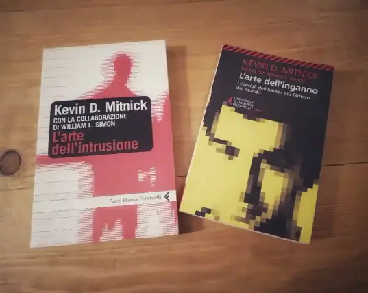 Due libri di Kevin D. Mitnick appoggiati su un tavolo di legno.

Titoli:

L'arte dell'intrusione
L'arte dell'inganno