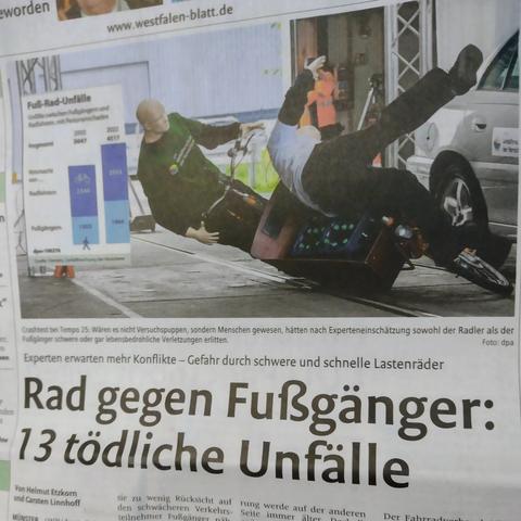 Foto der Titelseite des Westfalen-Blatts vom 20. Oktober 2023 mit der Überschrift "Rad gegen Fußgänger: 13 tödliche Unfälle". Zusätzlich ist ein Crashtest zwischen Lastenfahrrad und Fußgänger abgebildet.