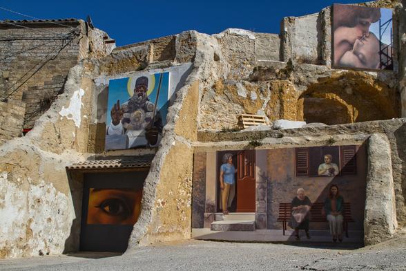 Hausruinen mit bunten, meterhohen Wandbildern