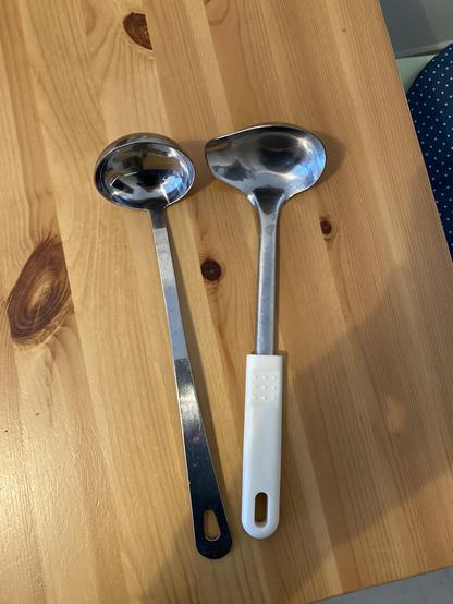 Ein Foto von zwei Suppenkellen