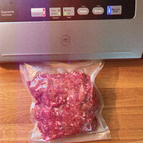 Malt kött som vakuumförpackas.