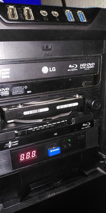 Front panel with 2x USB 2.0, 2x 3,5mm (Headphone and Microphone), 2x USB 3.0, 3x 5,25" bays configured with the follwowind drives top to bottom:

- LG GGC-H20L #HDDVD-ROM + #bluray writer.

- ICYDOCK 3,5" SATA toolfree hotswap + Ultra Slimline Bay with a 3,5" drive (instead of the 2,5" adaptor bracket) inside
- - 2,5" SATA Caddy with SSD inside.

- Ultra Slimline + 3,5" bay adaptor.
- - #BDXL+#MDISC Burner
- - #Gotek 1440kB #USB-Floppy Emulator (connected via USB->Floppy adaptor so it's USB->Floppy->USB)...