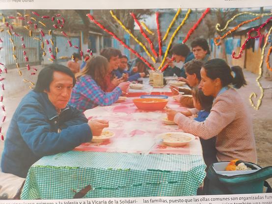 Bordado a mano de fotografía de ollas comunes durante la dictadura militar en la región chilena.