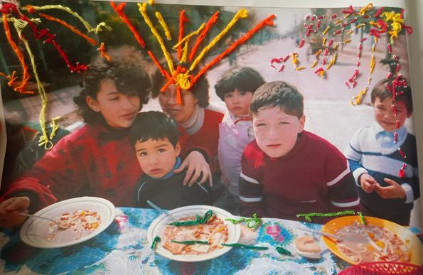 esta fotografía de olla común es el reverso de la bordada.