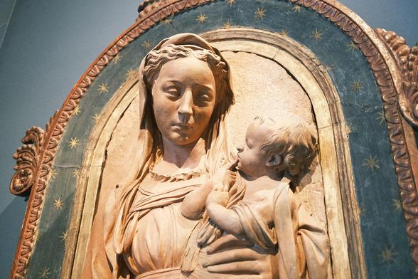 Michelozzo, Florence 1396 - 1472. Virgin and Child, around 1440, terracotta. Michelozzo collaborated closely with Donatello and subse-quently pursued a successful career, both as a sculptor and as an architect. This group insists on the intimacy between Mary and Jesus, the mother consoling her son who suffers from teething pain. Behind this familiar scene, one should see a prefiguration of Jesus suffering and death.