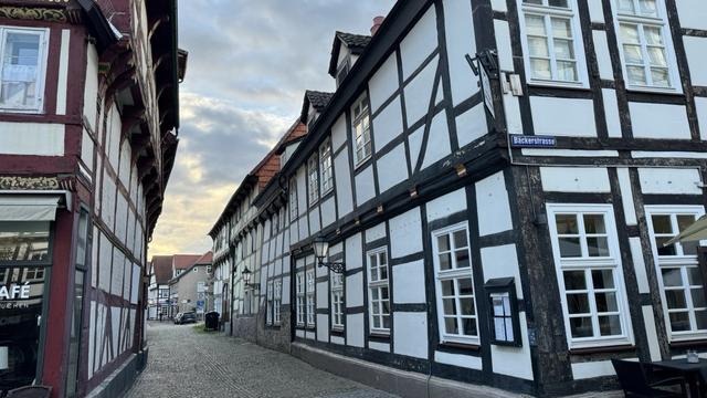 Mehrere Fachwerkhäuser nebeneinander.