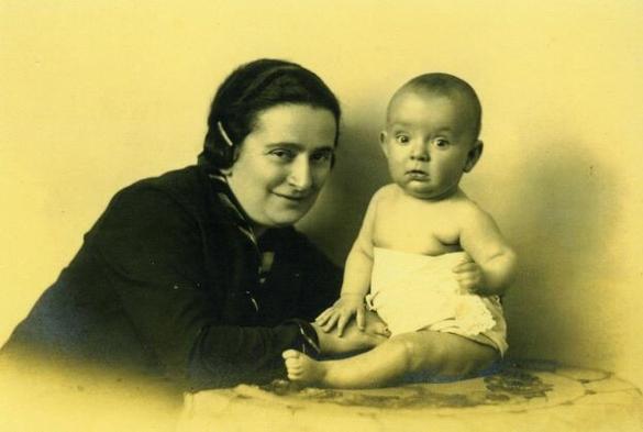 Erna Berl mit ihrem Sohn Fritz im Jahr 1925. Fritz konnte 1935 ins damalige Palästina fliehen. Seine Mutter wurde am 22. Oktober 1940 aus St. Wendel verschleppt und ins Lager Gurs gebracht. Sie wurde im August 1942 Auschwitz ermordet. Foto: Familie Gold