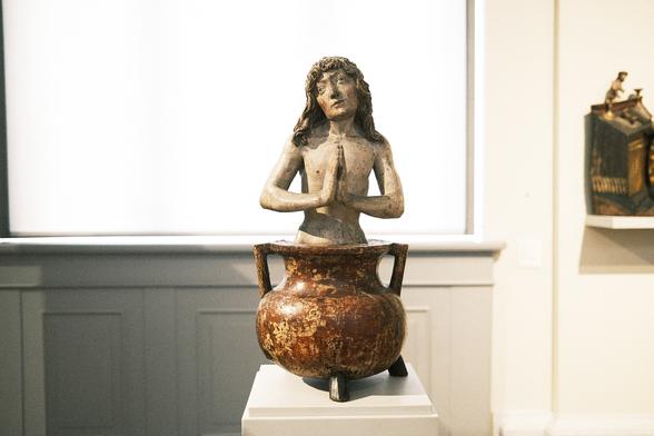 Tyrol, around 1490. St. Vitus in a Kettle, lime wood, old version. According to legend, the saint was boiled in a cauldron with red-hot lead.