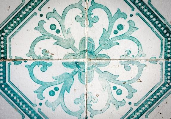 Image of painted tiles: Sandra Grünewald for Unsplash @elmuff