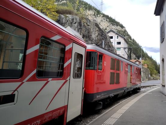 Foto. Roter Zug im Bahnhof.
