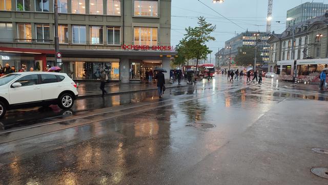 Hauptbahnhof Bern im Regen
