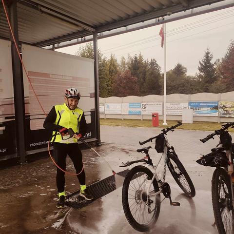 Ja myjący rower na myjni ręcznej