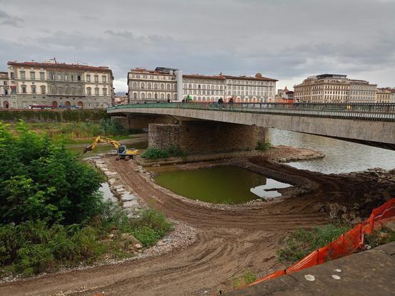 Cantiere sotto un ponte dell'Arno