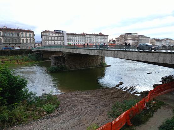 Cantiere - sommerso - sotto un ponte dell'Arno